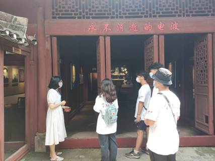 说明: F:\8 桂林航天工业学院\4 办公室工作\大创、挑战杯、社会实践\桂林航天工业学院+移动博物馆赋能党史学习教育+实践团\广西学联--桂林航天工业学院暑期社会实践赋能党史学习教育\其他照片\路莫村军需物资转运站.jpg