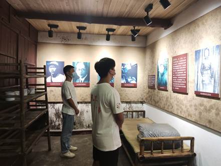 说明: F:\8 桂林航天工业学院\4 办公室工作\大创、挑战杯、社会实践\桂林航天工业学院+移动博物馆赋能党史学习教育+实践团\三下乡--铭记革命历史,传承红色文化,推进党史学习\实践团成员在参观纪念馆.jpg