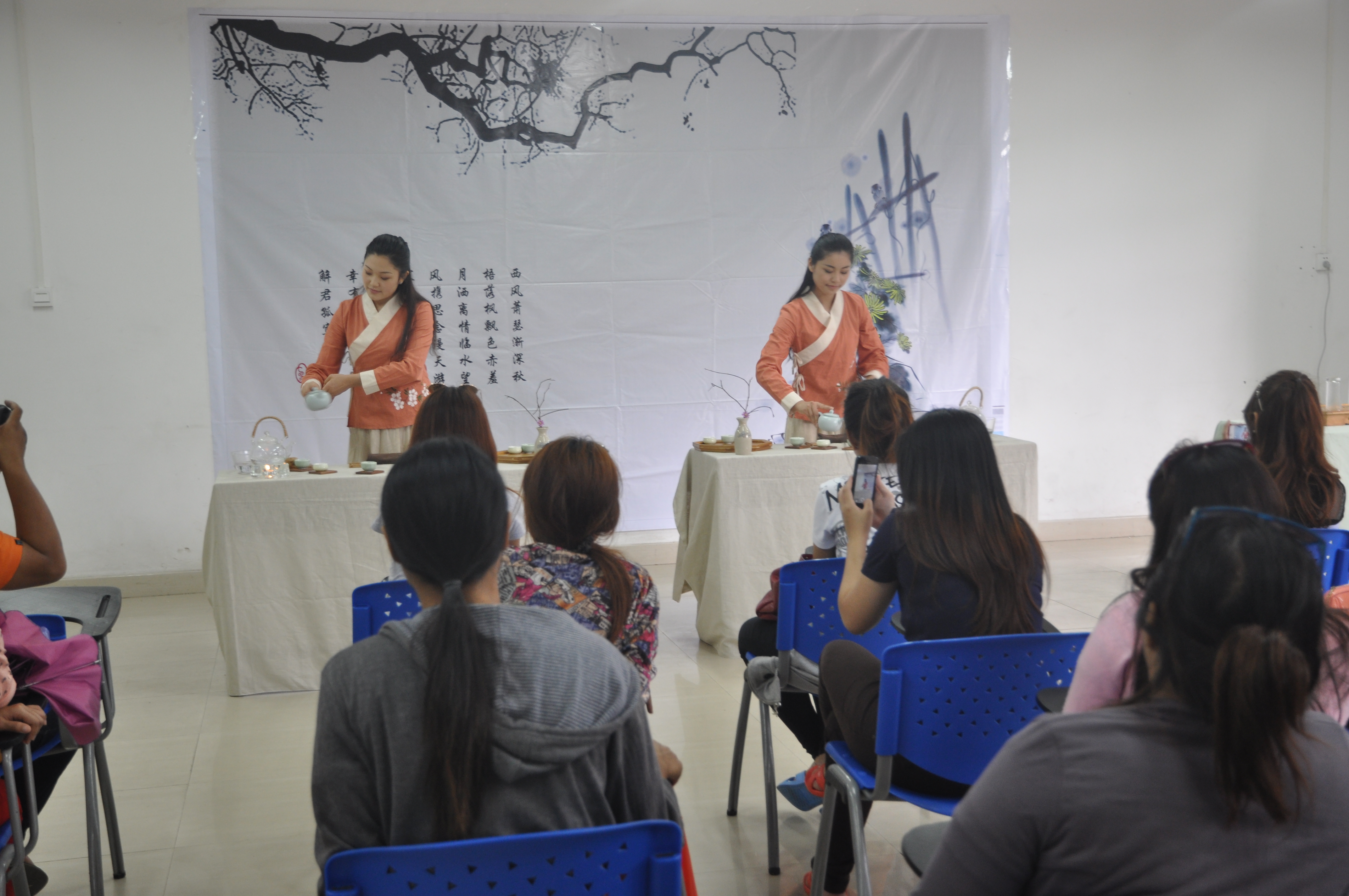 我系为泰国兰拍帕尼皇家大学师生表演茶艺