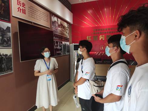 说明: F:\8 桂林航天工业学院\4 办公室工作\大创、挑战杯、社会实践\桂林航天工业学院+移动博物馆赋能党史学习教育+实践团\三下乡--铭记革命历史,传承红色文化,推进党史学习\实践团成员在路莫村军需物资转运站了解红色历史.jpg