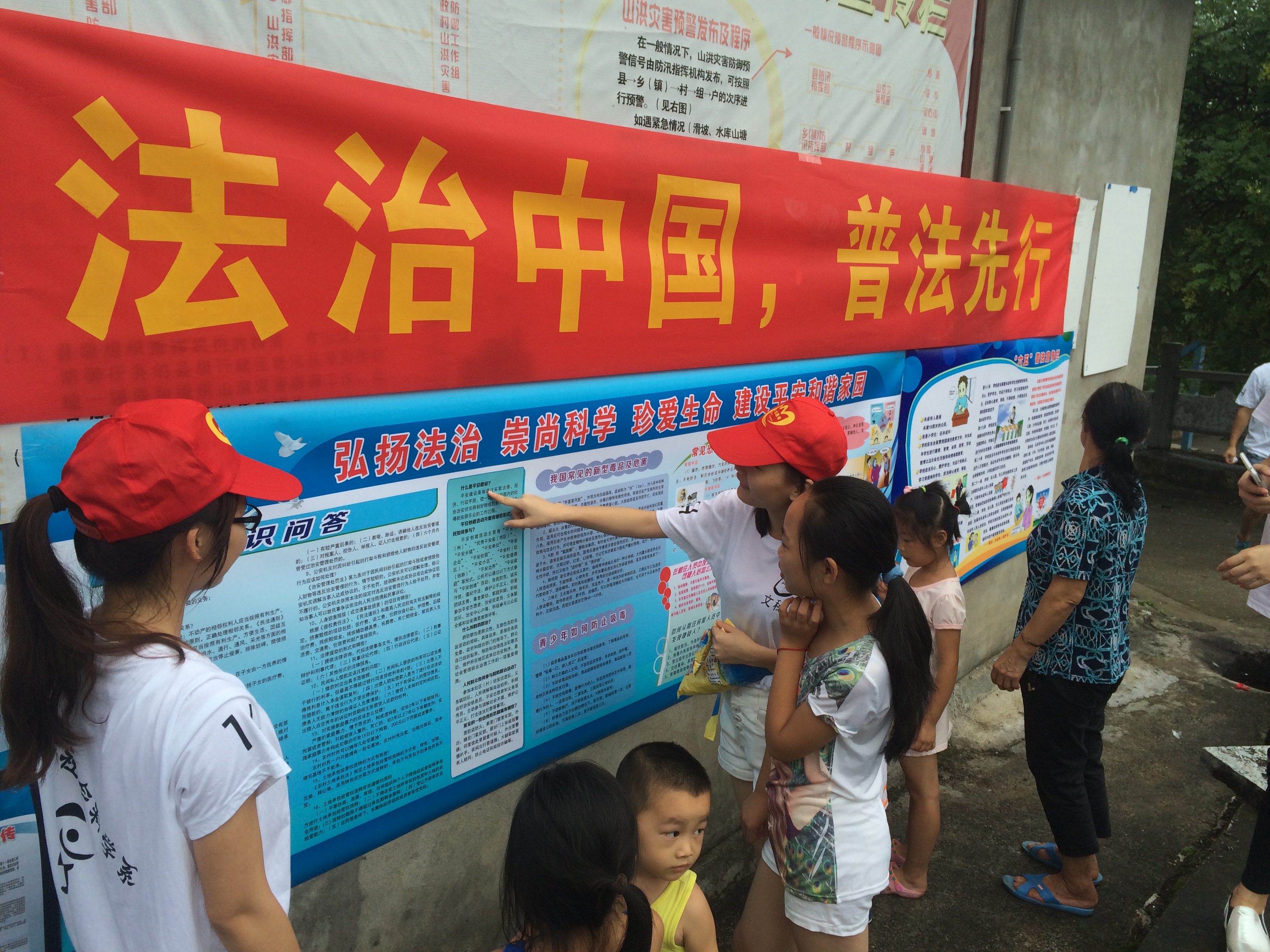 我院开展社会主义核心价值观和法治中国微宣传进社区活动 我院开展社会主义核心价值观和法治中国微宣传进社区活动