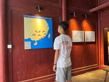 说明: F:\8 桂林航天工业学院\4 办公室工作\大创、挑战杯、社会实践\桂林航天工业学院+移动博物馆赋能党史学习教育+实践团\三下乡--铭记革命历史,传承红色文化,推进党史学习\实践团成员在阅读新四军驻桂通讯处为各地建立的秘密电台分布图.jpg