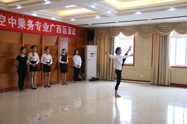 我校2016年空中乘务专业面试工作圆满完成