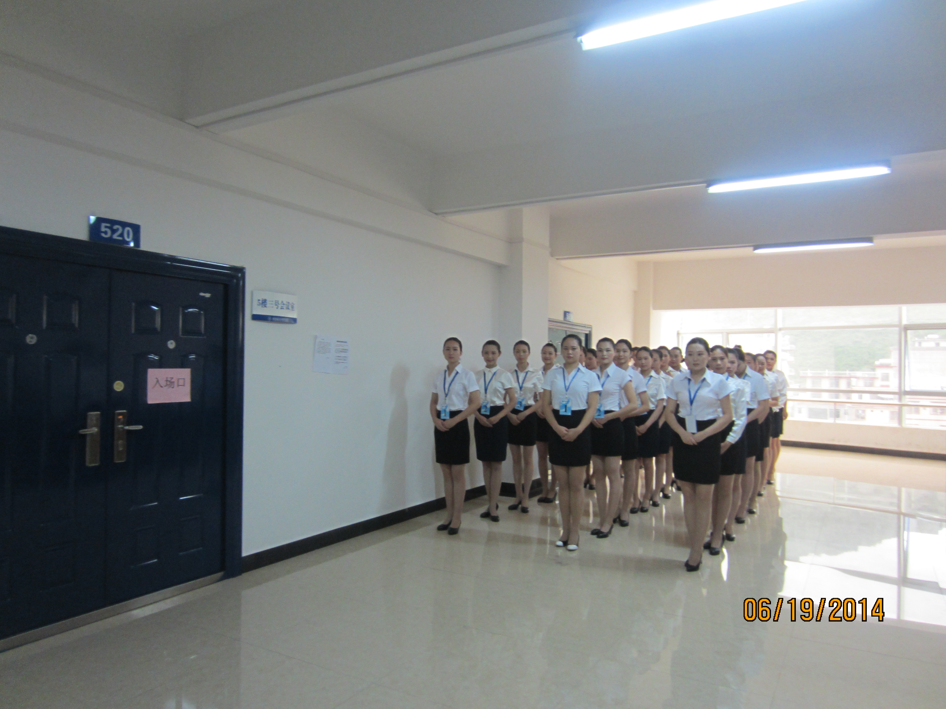 中国南方航空公司在我校举行乘务安全员专场招聘会