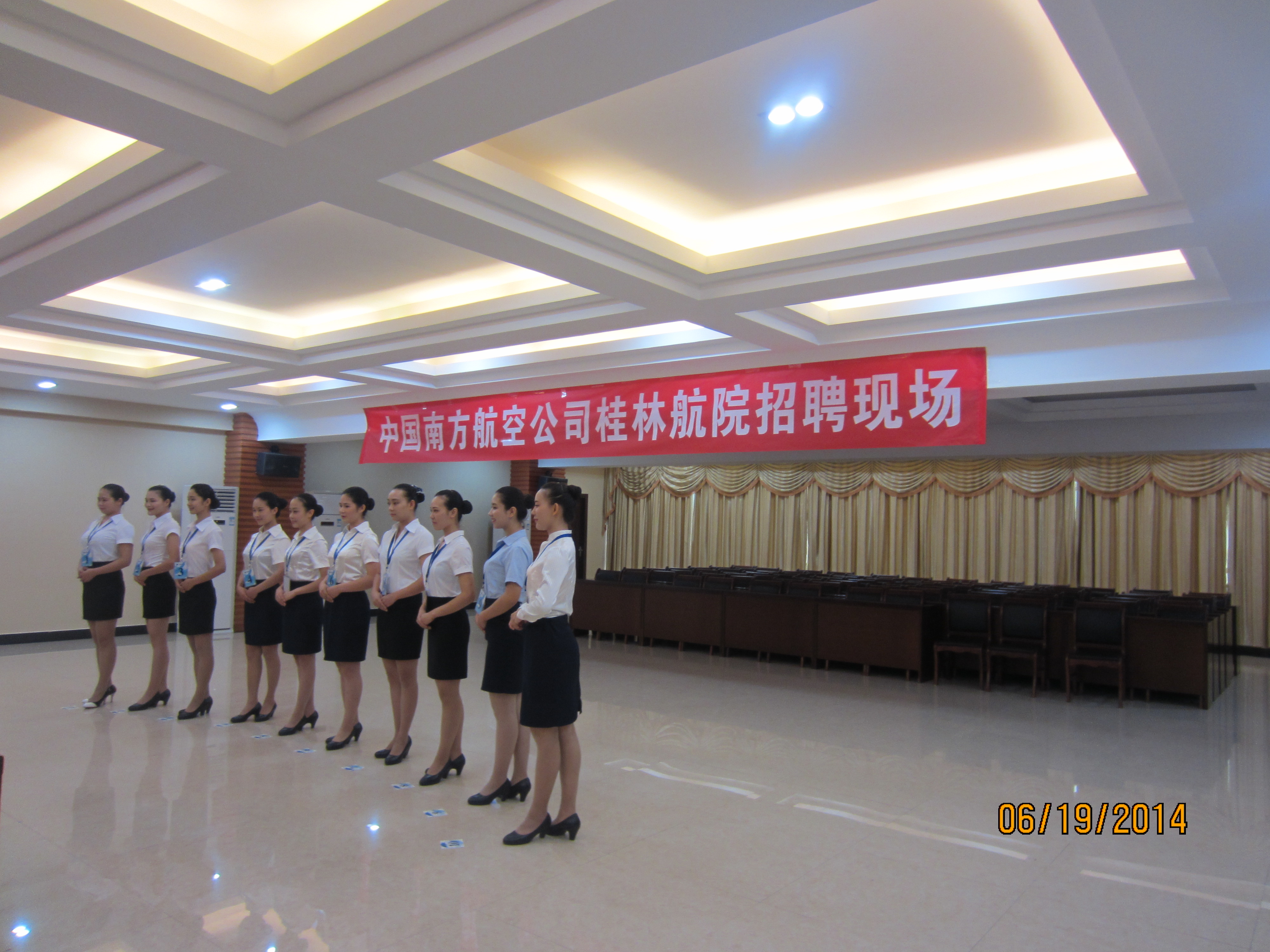 中国南方航空公司在我校举行乘务安全员专场招聘会