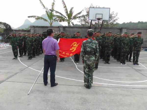 我系组织开展向教官致敬活动